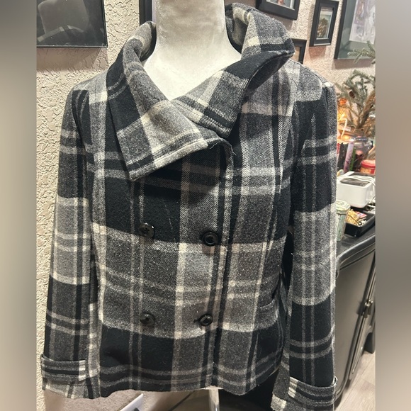 Jackets & Blazers - Chic Black and Gray Plaid Peacoat